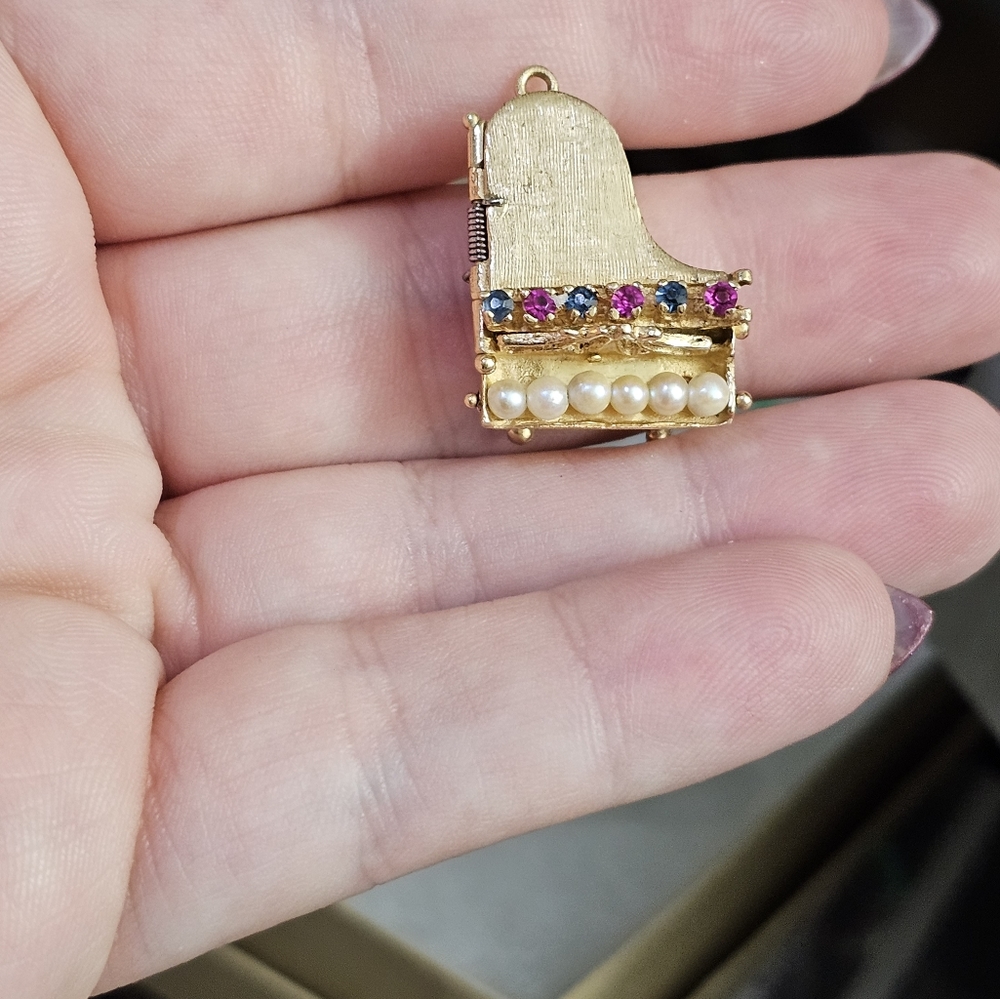 14k piano locket pendant with genuine rubies, sapphires, and pearls. Stamped 14k - Picture 5 of 7